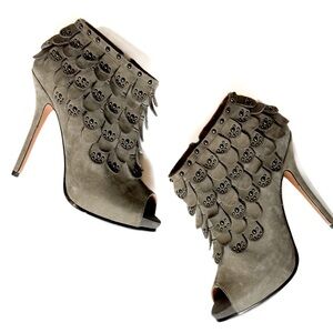 Givanno peep toe suede scalloped studded heels ❤️